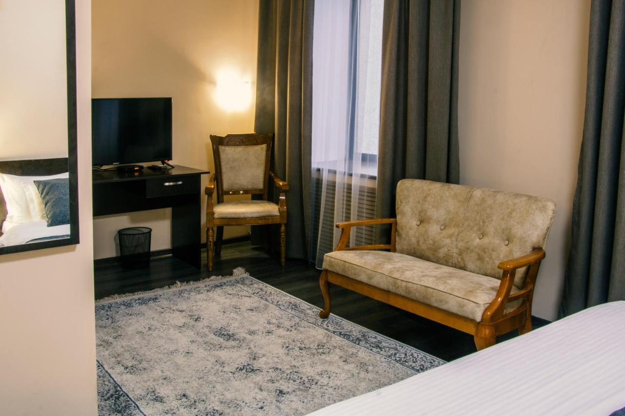 Alplaza Hotel Ustʼ-Kamenogorsk Eksteriør billede